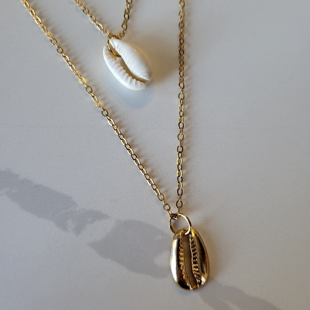 Cowrie + palm trees beachy tropical 3 tier layered necklace in gold - Picture 3 of 8